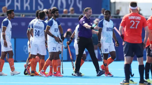 भारत के अमित रोहिदास को रेड कार्ड दिखाकर मैच से बाहर कर दिया गया.