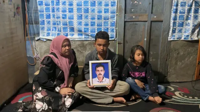 Masdiana bersama anak-anaknya.