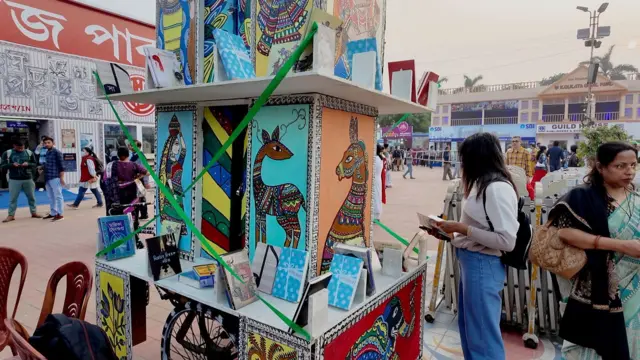 কলকাতা বইমেলায় ভাষানগর ‘কবিতার গাড়ি’