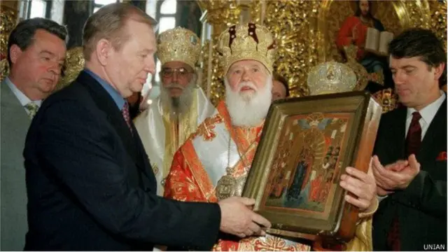Президент Леонід Кучма та прем'єр Віктор Ющенко з патріархом Філаретом