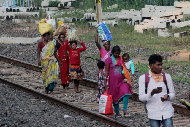 কাজের খোঁজে অন্যত্র পাড়ি দিচ্ছে ঝাড়খণ্ডের এক আদিবাসী পরিবার - ফাইল ছবি