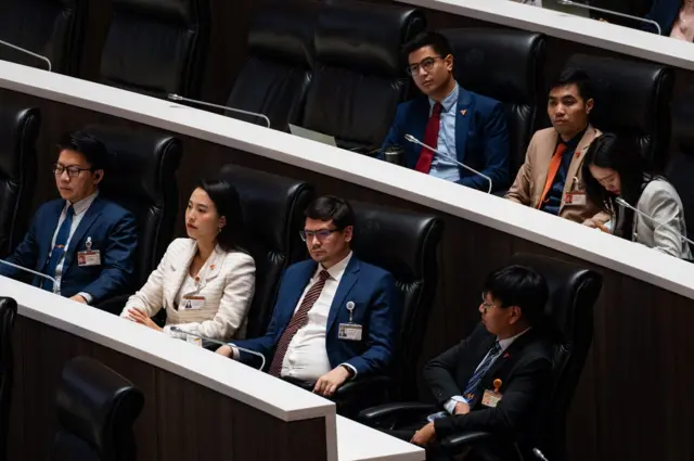 สส.ก้าวไกล ระหว่างฟังการอภิปรายงบส่วนราชการในพระองค์