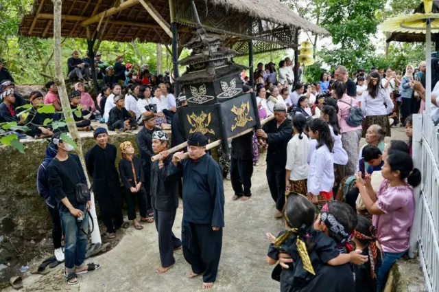 Para penganut Sunda Wiwitan menjalani ritual "Pesta Dadung" di Desa Cigugur, Kuningan, Jawa Barat, dalam upacara Seren Taun.