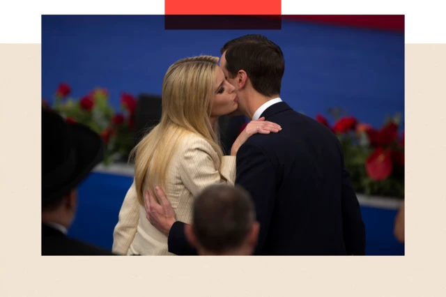 Ivanka Trump akimbusu mumewe Jared Kushnerwakati wa uzinduzi wa ubalozi wa Marekani eneo la Jerusalem