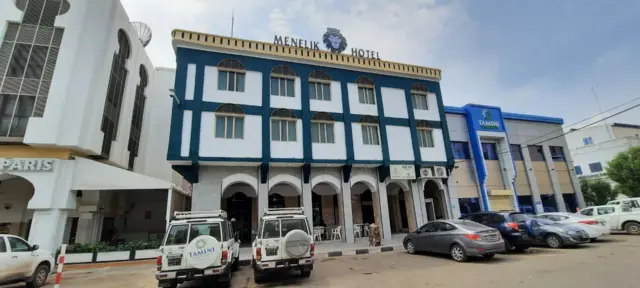 Magaalaa Jibuutii keessa hoteelonni akkasumas manneen nyaataa kanneen akka Miniliik, Laafonteen, Laa Historiyaa jedhaman handhuura magaalattii keessatti argamu