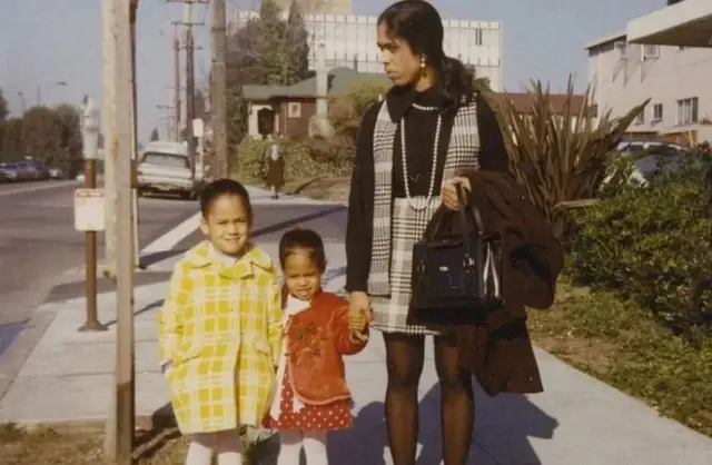 
মা ও বোনের সঙ্গে কমলা হ্যারিস। 