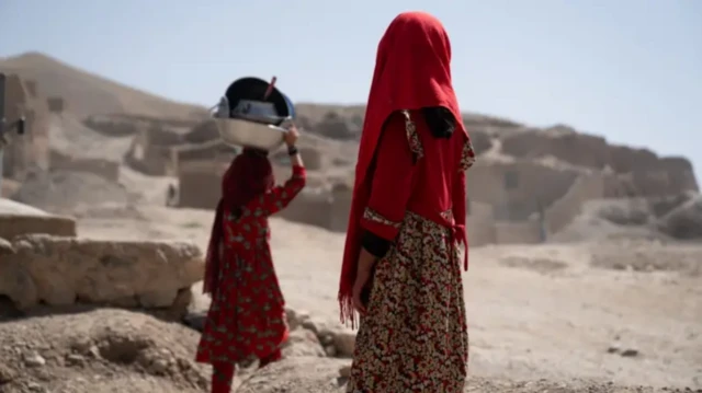 فتاتان من أفغانستان