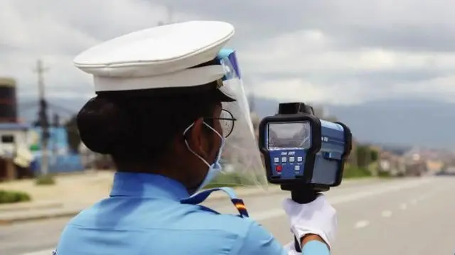 गाडीको गति नाप्दै एक ट्राफिक प्रहरी