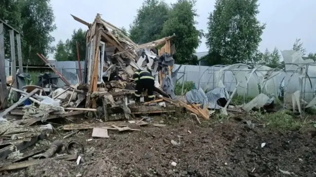 Разрушенный дачный домик и теплица