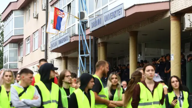 Studenti u žutim prslucima ispred zgrade Državnog univerziteta u Novom Pazaru