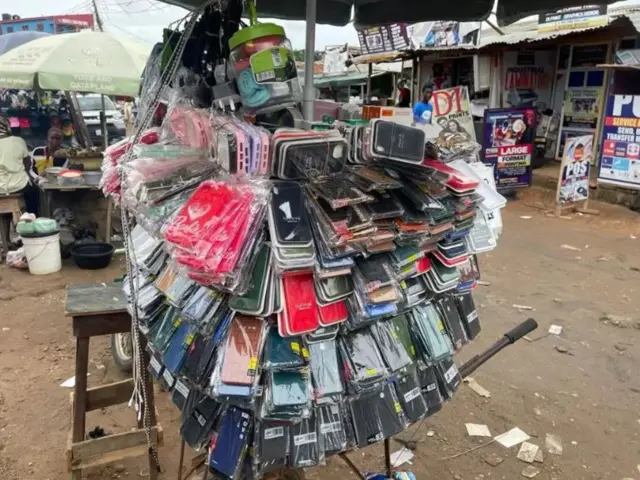 Akụkụ ahịa ebe Daniel nọ n'ere ihe e ji akwalịte ekwentị na Legọs