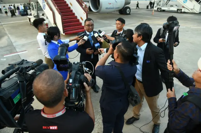 ရုရှား နဲ့ ဘယ်လာရုဇစ်ခရီးကအပြန် လေဆိပ်မှာ သတင်းစာရှင်းလင်းပွဲလုပ်တဲ့ စစ်ကောင်စီပြောခွင့်ရ ဗိုလ်ချုပ်ဇော်မင်းထွန်း