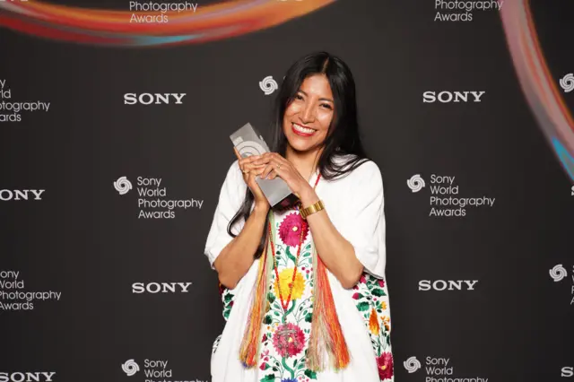 Citlali Fabián sostiene el premio que recibió