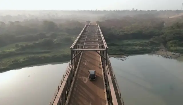 سيارة تعبر الجسر