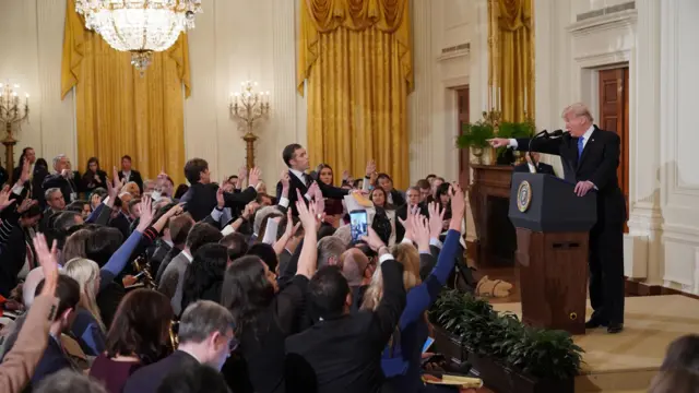 Prezydent USA Donald Trump wskazuje na dziennikarza Jima Acostę (środek z lewej) z CNN podczas konferencji prasowej po wyborach w Sali Wschodniej Białego Domu w Waszyngtonie