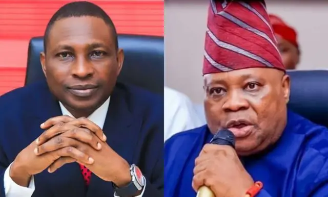 Alaga ajo EFCC, Ola Olukayode ree to ka owo mejeeji papo, o si n wo ọọkan - Enikeji re ni Gomina Ademola Adeleke to mu ẹrọ gbohungbohun dani, to si n sọrọ
