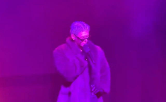 K팝 보이그룹 저스트비의 멤버 배인이 미국 로스앤젤레스에서 열린 월드투어 무대에서 커밍아웃을 했다 