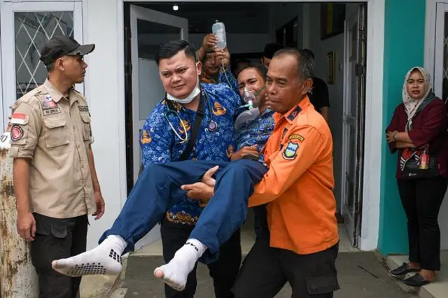 Seorang siswa yang menderita keracunan makanan setelah makan dari program makanan gratis pemerintah menerima perawatan di Puskesmas Kadungora di Garut, Jawa Barat pada 1 Oktober 2025.
