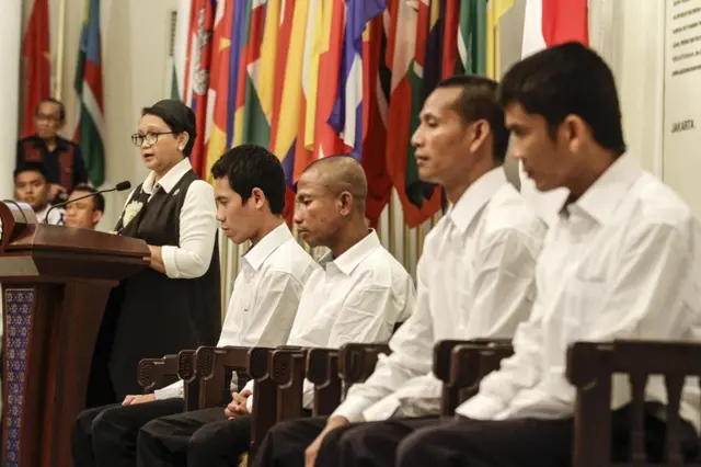 Menteri Luar Negeri Indonesia Reno Marsudi (kiri) saat penyerahan empat warga negara Indonesia yang menjadi sandera bajak laut Somalia kepada keluarga mereka di Jakarta, 31 Oktober 2016.