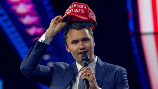 Чарли Кирк надевает шляпу MAGA во время конференции AmericaFest 2024, спонсируемой консервативной группой Turning Point, в Фениксе, Аризона, США.