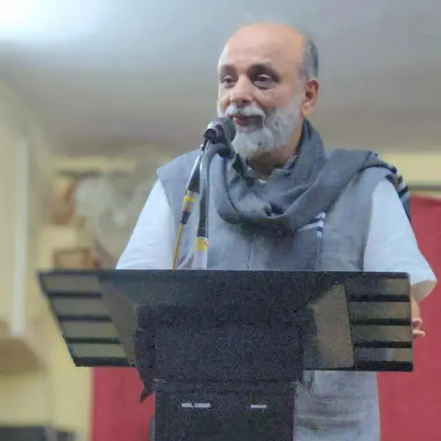 काही वर्षांपूर्वी नीरज हातेकर यांनी विद्यापीठ संकुलात राहून एक आंदोलन पुकारलं होतं. हे आंदोलन जवळपास 15 दिवस सुरू होतं.