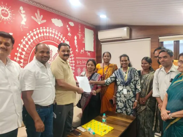आदिवासी विकास मंत्री अशोक उईके यांना निवेदन सोपताना पेसा मोबिलायझर संघर्ष समितीचं शिष्टमंडळ (1 जुलै चा फोटो)