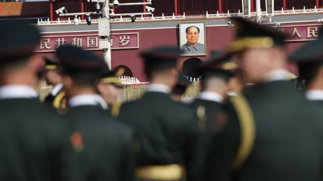 北京烈士纪念日献花仪式一群军官在天安门广场集队，镜头聚焦于天安门城楼上的毛泽东像（30/9/2025）