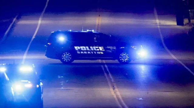 বন্দুকধারীকে এখনও গ্রেফতার করতে না পারায় মেইন শহরের বাসিন্দাদের নিরাপদ আশ্রয়ে থাকতে বলেছে পুলিশ।