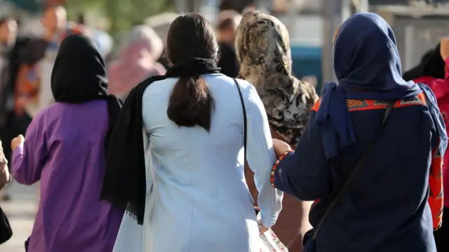 زنان بدون روسری