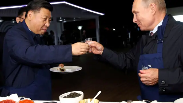 Си и Путин пьют водку и закусывают черной икрой во Владивостоке в 2018 году
