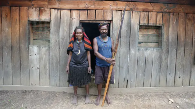 Seorang pengungsi Broangen Wanikbo (kanan) yang saya temui juga merasa hak suaranya diabaikan akibat keputusan yang dia sebut sepihak itu.