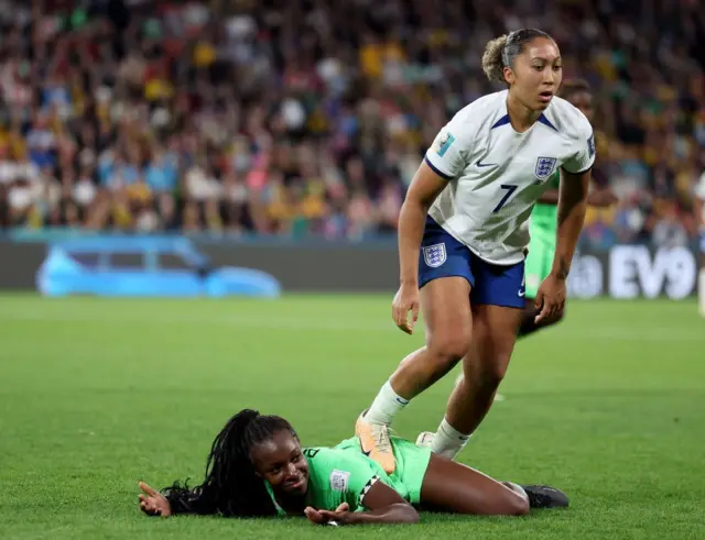 لورين جيمس، من إنجلترا، تضع قدمها على ميشيل ألوزي من نيجيريا، خلال كأس العالم للسيدات في استاد بريسبان في 7 أغسطس/آب 2023