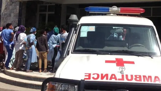 ኣብ ኣፍደገ ሆስፒታል ዝተኣከቡ ሰባትን ኣምቡላንስን