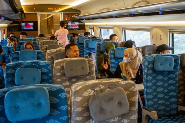 Suasana di dalam kereta api cepat Jakarta-Bandung.