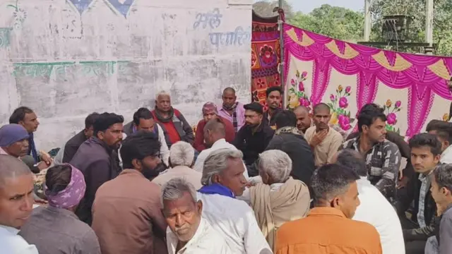 कंचनबाईंच्या घराबाहेर जमा झालेले गावकरी.