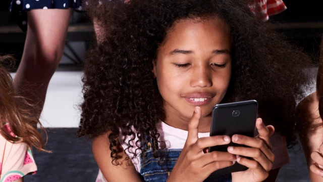 Pikin dey press phone