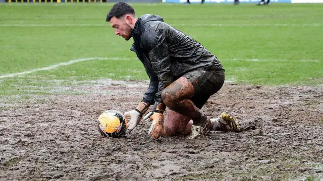 Džekson Smit, golman Grimzbija, na zagrevanju pred meč