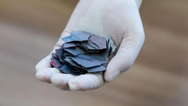 一个手中有一些矿物