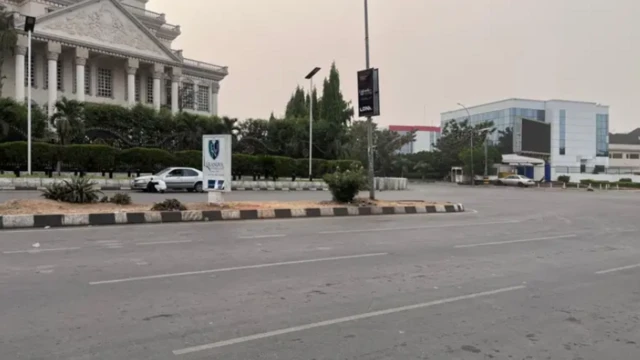 Awọn ile ti ọkọ wa niwaju wọn