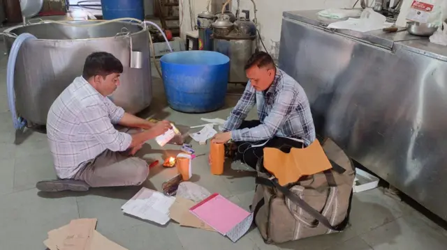 મિલ્ક પનીર એટલે શું, એનાલોગ પનીર એટલે શું, મિલ્ક પનીર સારું કે એનાલોગ પનીર, એનાલોગ પનીર શરીર માટે લાભકારક છે, એનાલોગ અને મિલ્ક પનીર ડિસ્પ્લે, બીબીસી ગુજરાતી