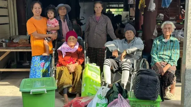 Siksaka Pongsuwan mengatakan dia dan tetangganya di perbatasan Thailand masih bimbang mengenai apakah harus mengungsi.