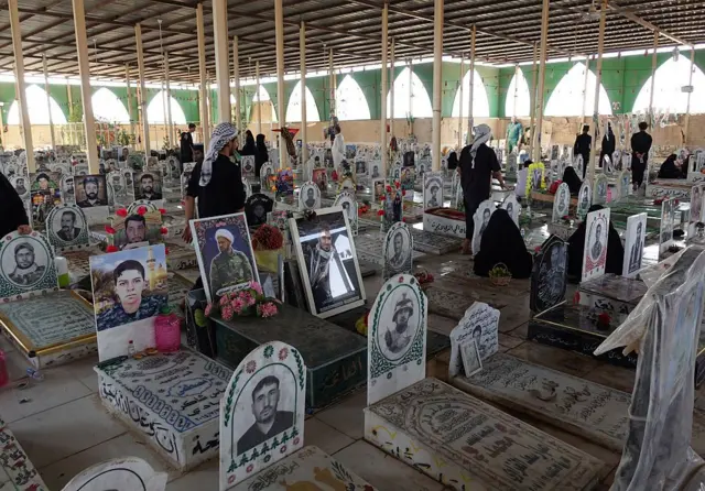 Ƴan'uwa kan ziyarci mamatansu da aka binne a maƙabartar Wadi al-Salam a lokuta masu muhimmanci na Musulunci, kamar lokacin Idi