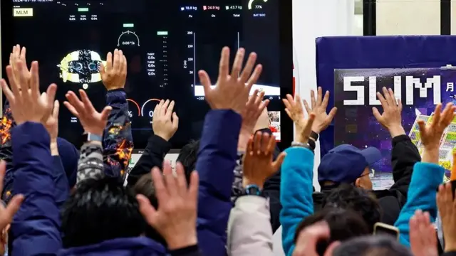 د جاپان خلک سپوږمۍ ته د خپل هېواد د ماموریت رسېدو خوښي لمانځي.