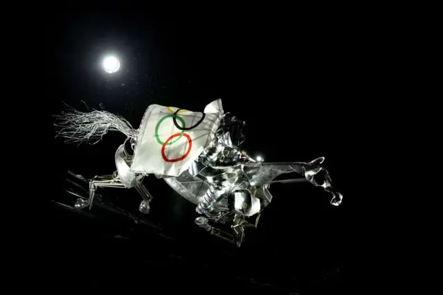 వెండి రంగులో ఉన్న మెటల్ హార్స్‌