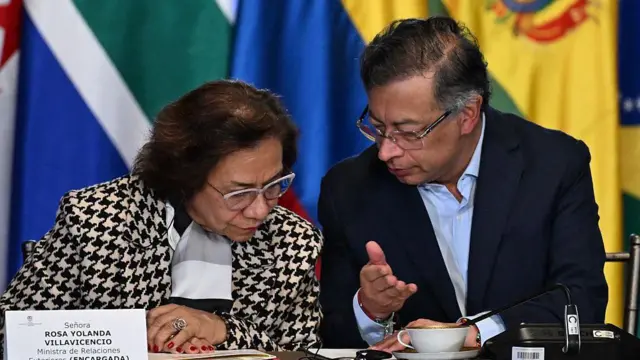 Rosa Yolanda Villavicencio junto a Gustavo Petro en la Cancillería.