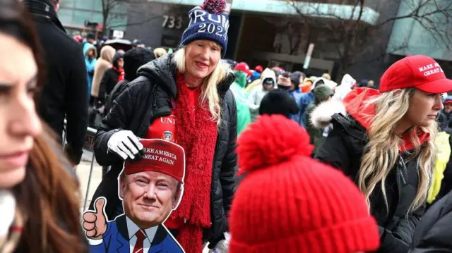 Elinde Trump posteri tatan bir kadın