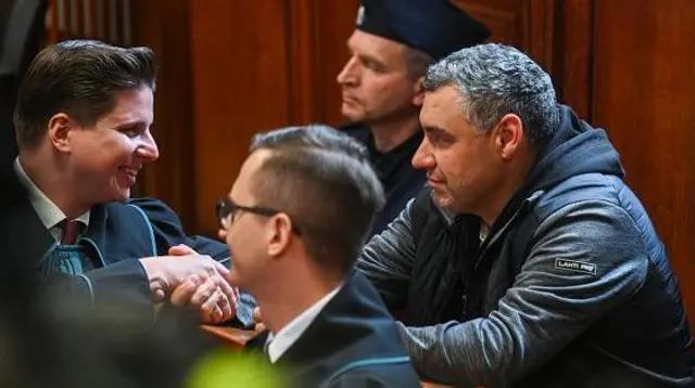 Володимир Журавльов і його адвокат Тимотеуш Папроцький тиснуть руки після рішення польського суду про відмову в екстрадиції до Німеччини.