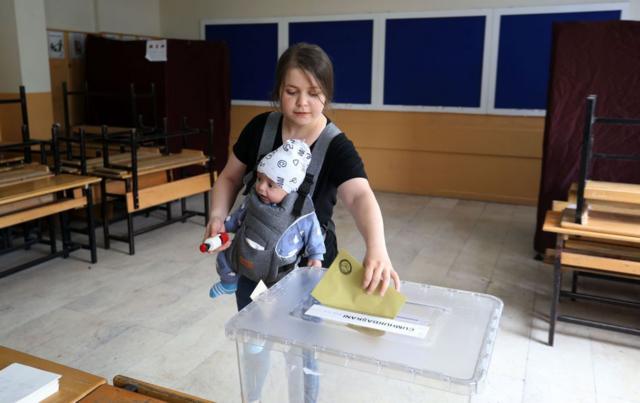 Muş'ta bebeğiyle oy kullanan bir seçmen