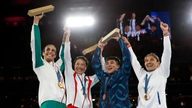 メダル獲得を喜ぶ選手たち