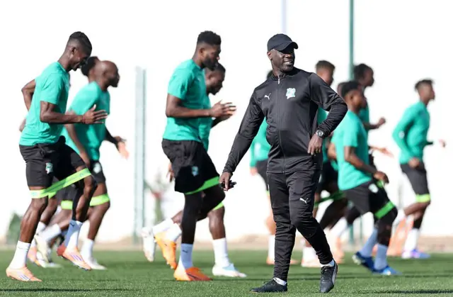 L'entraîneur de la Côte d'Ivoire, Emerse Fae (C), dirige une séance d'entraînement au stade d'Agadir, au Maroc, le 9 janvier 2026, à la veille du quart de finale de la Coupe d'Afrique des Nations (CAN) entre l'Égypte et la Côte d'Ivoire.